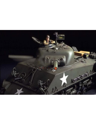 Pour fêter les 50 ans du kit R/C Sherman 1/16 en 2024, Tamiya réédite le kit R/C M4 Sherman 105mm Howitzer. Suspension mobile, s