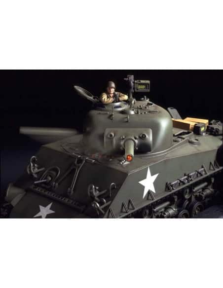 Pour fêter les 50 ans du kit R/C Sherman 1/16 en 2024, Tamiya réédite le kit R/C M4 Sherman 105mm Howitzer. Suspension mobile, s