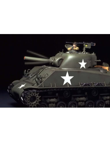 Pour fêter les 50 ans du kit R/C Sherman 1/16 en 2024, Tamiya réédite le kit R/C M4 Sherman 105mm Howitzer. Suspension mobile, s