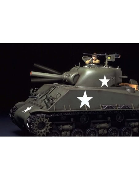 Pour fêter les 50 ans du kit R/C Sherman 1/16 en 2024, Tamiya réédite le kit R/C M4 Sherman 105mm Howitzer. Suspension mobile, s