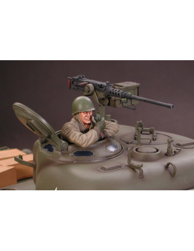 Pour fêter les 50 ans du kit R/C Sherman 1/16 en 2024, Tamiya réédite le kit R/C M4 Sherman 105mm Howitzer. Suspension mobile, s