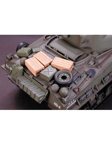 Pour fêter les 50 ans du kit R/C Sherman 1/16 en 2024, Tamiya réédite le kit R/C M4 Sherman 105mm Howitzer. Suspension mobile, s