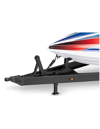 Transportez votre bateau Traxxas avec style grâce à cette remorque détaillée.
