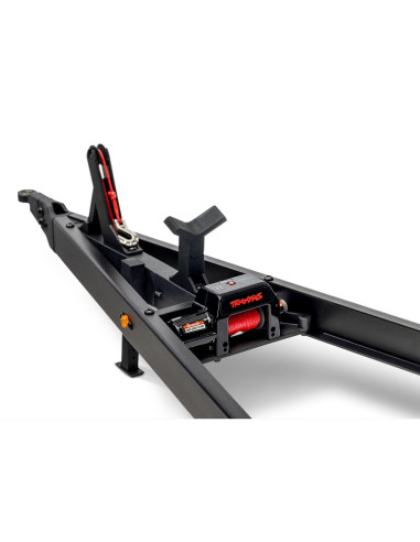 Transportez votre bateau Traxxas avec style grâce à cette remorque détaillée.