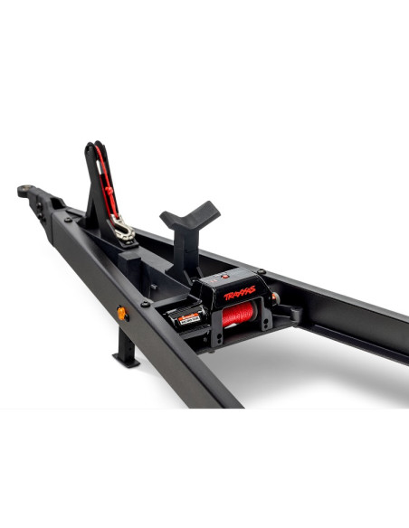 Transportez votre bateau Traxxas avec style grâce à cette remorque détaillée.