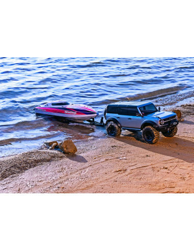 Transportez votre bateau Traxxas avec style grâce à cette remorque détaillée.