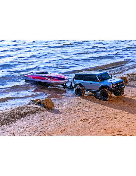 Transportez votre bateau Traxxas avec style grâce à cette remorque détaillée.